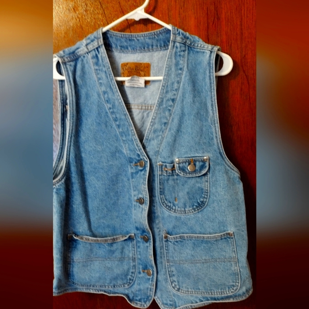 Women's size 18 fits like a 14 denim/jean vest pockets buttons